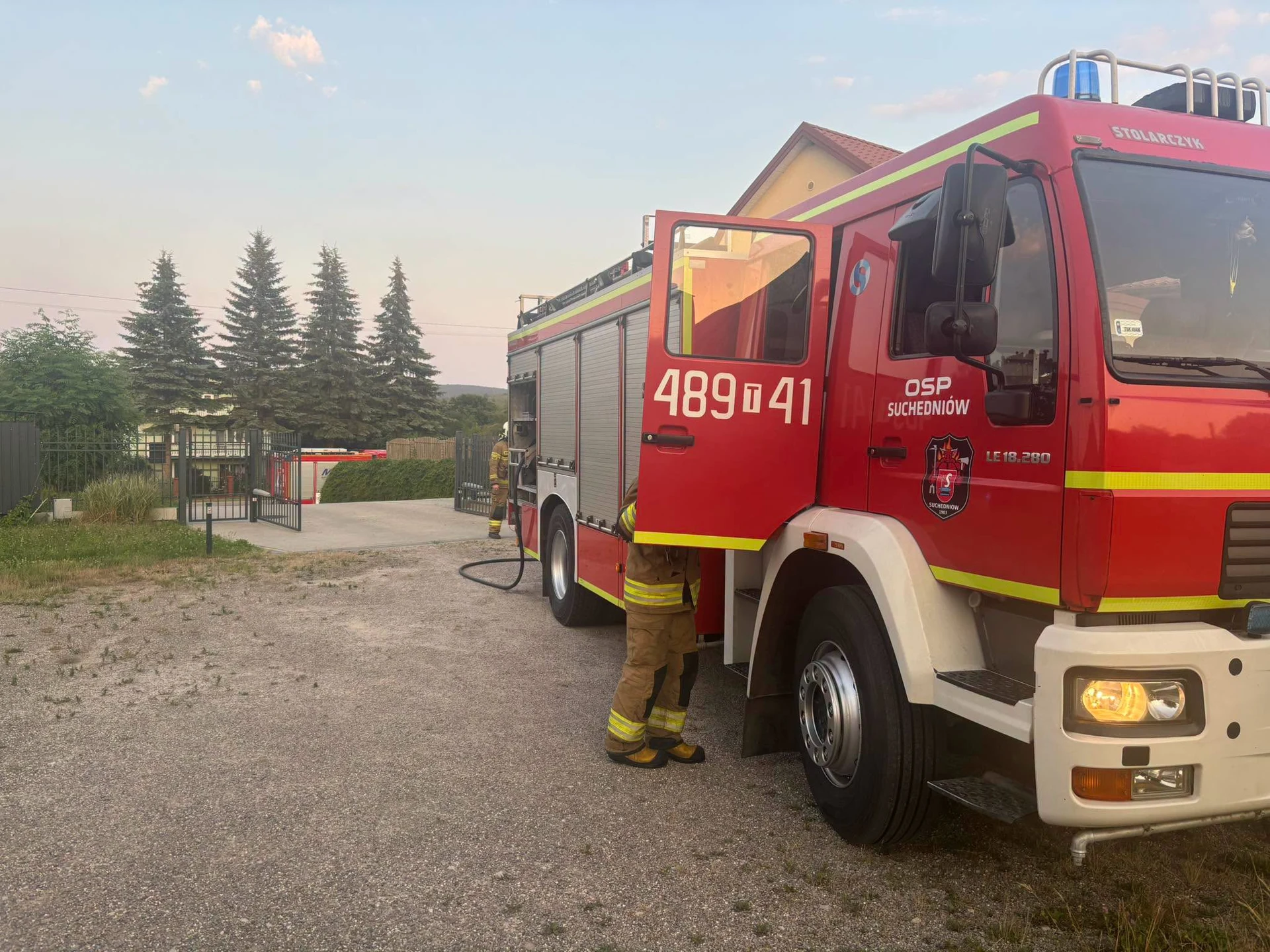 Pożar garażu w Ostojowie. Interweniowały trzy jednostki
