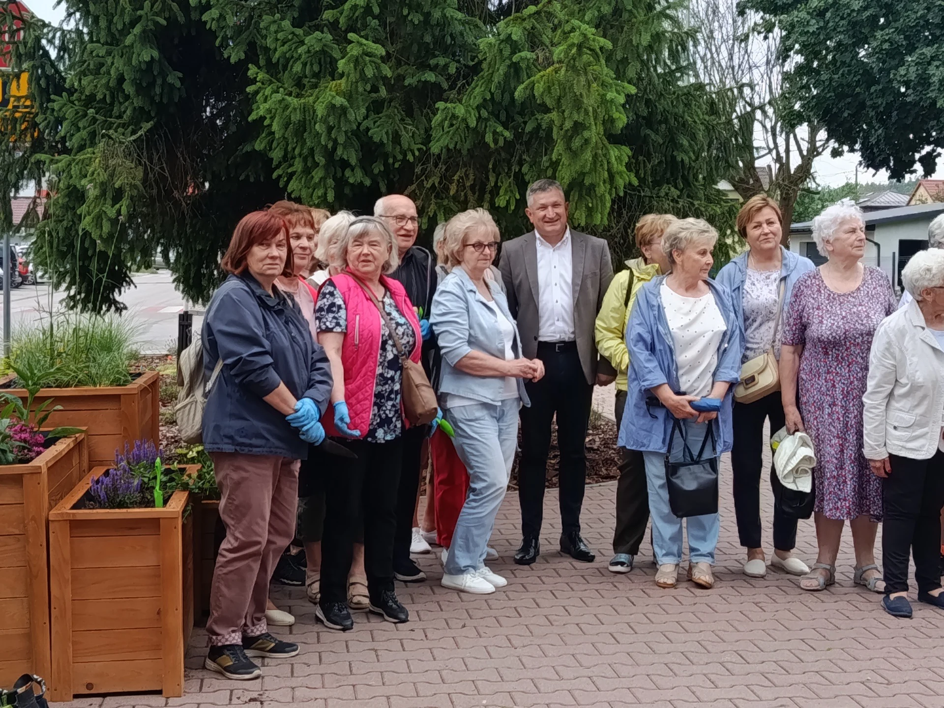 Seniorzy i Burmistrz upiększyli miasto – kwiaty już zdobią ulice