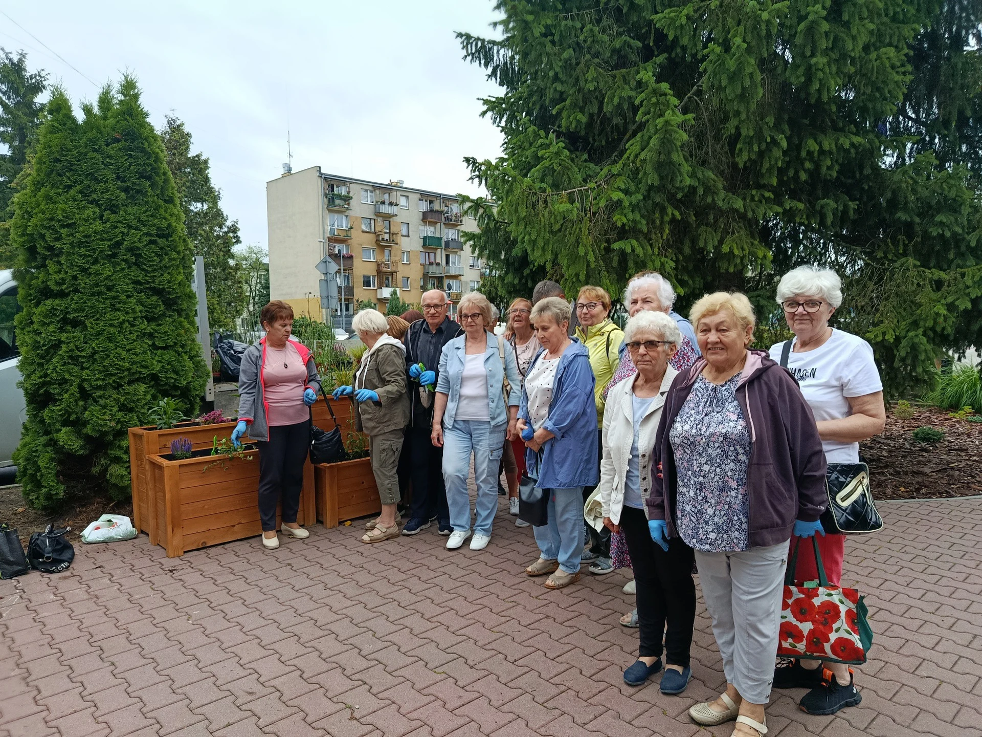 Seniorzy i Burmistrz upiększyli miasto – kwiaty już zdobią ulice — zdjęcie 7